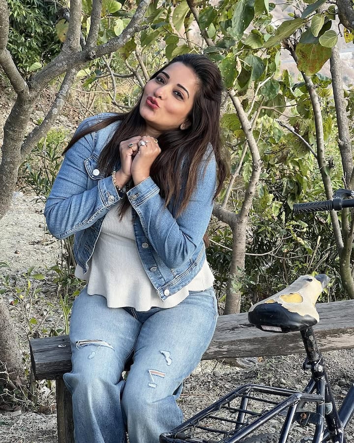 इन फोटोज को शेयर करते हुए मोनालिसा ने कैप्शन में लिखा- 'पहाड़ी जिंदगी के हर हिस्से का एक्सपीरियंस सिंपल और खूबसूरत है. वे इतने मासूम और मेहनती हैं और वे हर दिन इस सुंदरता के साथ जी रहे हैं.'