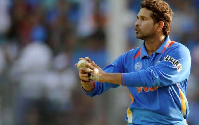 ਰਵਿੰਦਰ ਜਡੇਜਾ ਅਤੇ ਜ਼ਹੀਰ ਖਾਨ ਤੋਂ ਬਾਅਦ ਸਚਿਨ ਤੇਂਦੁਲਕਰ ਤੀਜੇ ਸਥਾਨ 'ਤੇ ਹਨ। ਚੈਂਪੀਅਨਜ਼ ਟਰਾਫੀ ਵਿੱਚ, ਸਚਿਨ ਤੇਂਦੁਲਕਰ ਨੇ 4.73 ਦੀ ਇਕਾਨਮੀ ਅਤੇ 31.78 ਦੀ ਔਸਤ ਨਾਲ 14 ਵਿਕਟਾਂ ਲਈਆਂ।