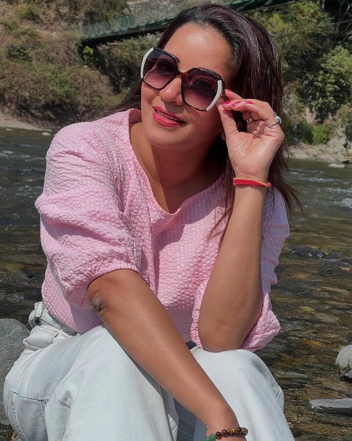 बता दें कि इससे पहले मोनालिसा ने स्टर्लिंग कॉर्बेट से अपनी सोलो फोटोज पोस्ट की थीं. पिंक कलर के टॉप और जीन्स के साथ चश्मा लगाए वे काफी हसीन दिख रही थीं.