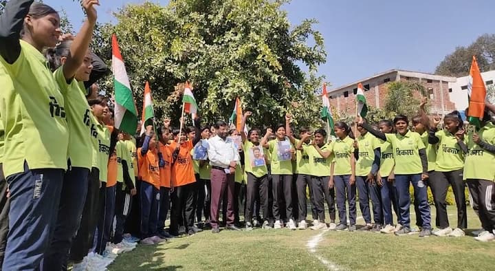 वाराणसी के स्कूल में स्कूली बच्चों की तरफ से एक विशाल श्रृंखला बनाई गई जिसमें चैंपियन ट्रॉफी के साथ-साथ इंडिया दर्शाया गया था. बच्चे इंडिया इंडिया और भारत माता की जय के नारे लगा रहे थे.