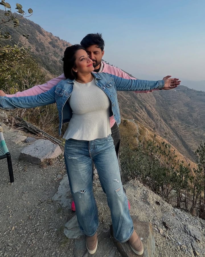 पहाड़ी वादियों में खोए मोनालिसा और विक्रांत इस दौरान पति के साथ रोमांटिक होते भी नजर आए. विक्रांति ने एक्ट्रेस विक्रांत को अपनी बाहों में भरकर पोज दिए.