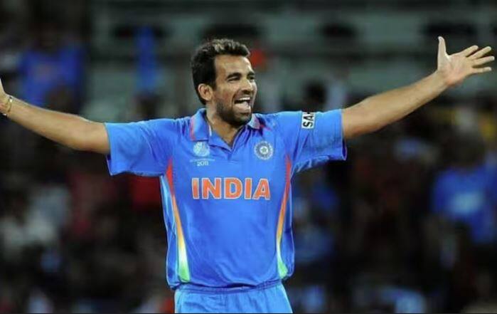 ਰਵਿੰਦਰ ਜਡੇਜਾ ਤੋਂ ਬਾਅਦ, ਜ਼ਹੀਰ ਖਾਨ ਦਾ ਨੰਬਰ ਆਉਂਦਾ ਹੈ। ਜ਼ਹੀਰ ਖਾਨ ਨੇ ਚੈਂਪੀਅਨਜ਼ ਟਰਾਫੀ ਵਿੱਚ 9 ਮੈਚ ਖੇਡੇ। ਜਿਸ ਵਿੱਚ ਜ਼ਹੀਰ ਖਾਨ ਨੇ 4.60 ਦੀ ਇਕਾਨਮੀ ਅਤੇ 25.86 ਦੀ ਔਸਤ ਨਾਲ 15 ਵਿਕਟਾਂ ਲਈਆਂ।