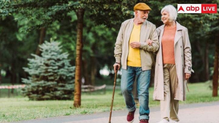 चलना एक कम प्रभाव वाला कार्डियोवैस्कुलर व्यायाम है और भोजन के बाद टहलने से आपके हृदय और संचार प्रणाली को स्वस्थ रखने में मदद मिल सकती है. नियमित रूप से टहलने से रक्तचाप कम हो सकता है, परिसंचरण में सुधार हो सकता है और हृदय रोग का खतरा कम हो सकता है.