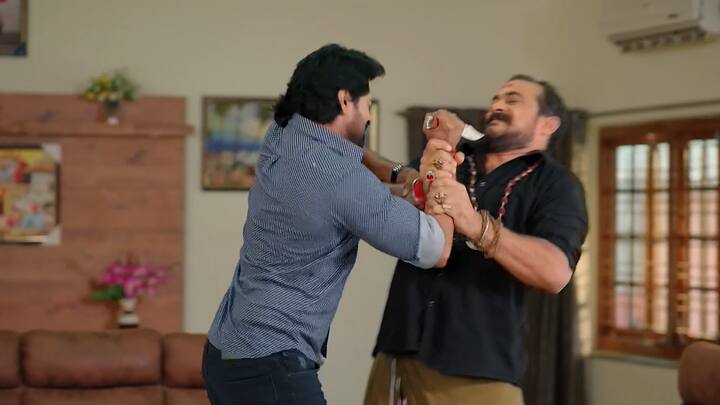 వాడు నాకు కావాలి నీక్కూడా కోపం వాడిపై కోపం ఉంటే తీసెయ్ వాడిని తీసుకురా అంటాడు. అంటే నీ కొడుకు స్థానాన్ని త్యాగం చేయమంటున్నావ్ కదా అని అయితే నువ్వు నా కోసం త్యాగం చేయి అంటూ కత్తి తీస్తాడు.