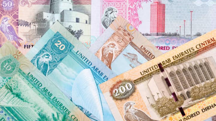 दुबई की आधिकारिक मुद्रा यूएई दिरहम (AED) है. वाइस डॉट कॉम की रिपोर्ट के मुताबिक 1 दिरहम की भारतीय रुपये में कीमत लगभग 23.72 रुपये होती है.