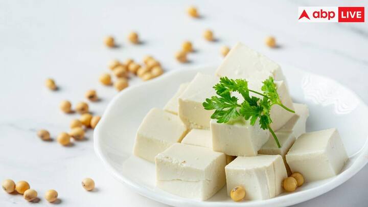 फूड पॉइजनिंग: पनीर में प्रोटीन की मात्रा अधिक होती है। इस वजह से अगर आप इसका अधिक और घटिया क्वालिटी का सेवन करते हैं तो फूड पॉइजनिंग की समस्या हो सकती है.