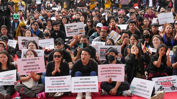 मणिपुर में जातीय संघर्ष और हिंसा थमने का नाम नहीं ले रही. ‘स्वतंत्र आवाजाही’ की पहल के पहले ही दिन एक बस पर हमला होना सरकार और सुरक्षा एजेंसियों के लिए चिंता का विषय बन गया है.