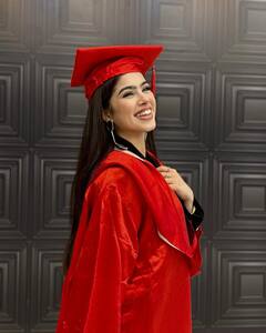 रीवा अरोड़ा ने पूरी की PhD, जख्मी पांव के साथ डिग्री लेने पहुंचीं कॉलेज, देखें फोटोज