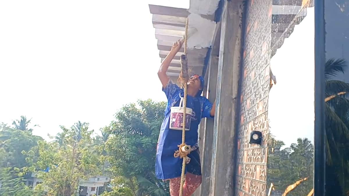 Women's day Special :இனி ஒரு விதி செய்வோம்..! அந்தரத்தில் தொங்கி வண்ணம் தீட்டும் சிங்கப்பெண்கள்... எங்கே தெரியுமா...?