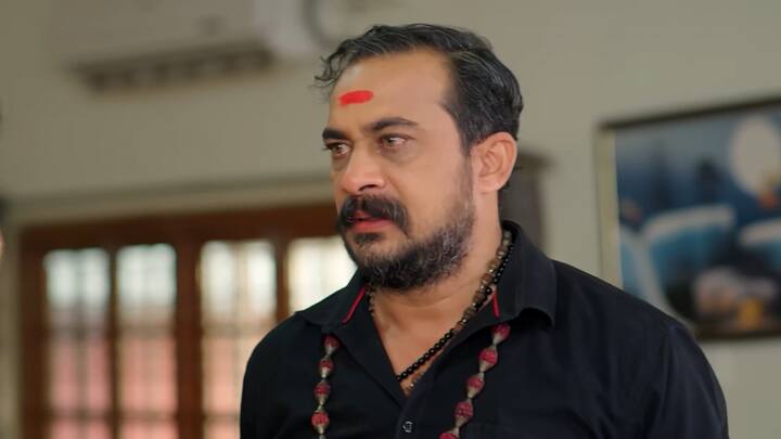 అరే సంజయ్ చూడరా వాడు..నన్ను చంపేంత కోపం లేదట నా చేతిలో చచ్చేంత ప్రేమ ఉందట. కన్నతల్లిని చంపినోడికి ప్రాణభిక్ష పెట్టాడు వాడికి ఎందుకురా నేనంటే అంత పిచ్చి అంటాడు. నువ్వు నా కన్న కొడుకువే వాడే నాకు గొప్పగా కనిపిస్తున్నాడు ..నేను తప్పుచేశాను అని బాధపడతాడు.