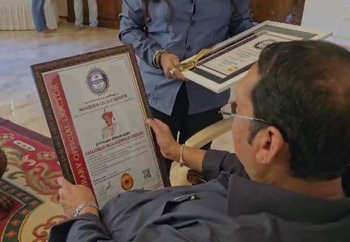 डॉक्टरेट पदवीचे प्रमाणपत्र खासदार उदयनराजे भोसले यांना त्यांच्या निवासस्थान जलमंदिर पॅलेस या ठिकाणी देण्यात आले आहे.