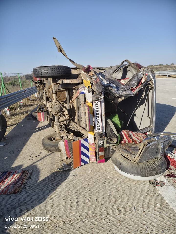 समृद्धी महामार्गावर भाविकांची भरधाव क्रुझर कार टायर फुटल्याने पलटी होऊन भीषण अपघात झाला.