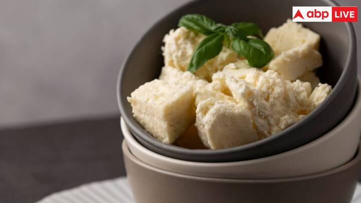 पनीर खाने में तो स्वादिष्ट होता ही है साथ ही ये सेहत के लिए भी काफी फायदेमंद होता है. पनीर में विटामिन, प्रोटीन और कैल्शियम भरपूर मात्रा में होता है. लेकिन क्या आप जानते हैं कि पनीर का अधिक सेवन आपकी सेहत के लिए खतरनाक हो सकता है.  बहुत से लोग पनीर का अधिक सेवन करने से बीमार पड़ सकते हैं. तो चलिए जानते हैं कि किन लोगों को पनीर का सेवन कम से कम करना चाहिए या बिल्कुल नहीं करना चाहिए.