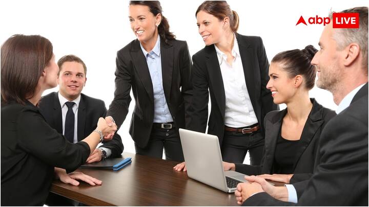 2013 में फ्रांस में इस कानून को खत्म कर दिया गया था और महिलाओं को पैंट पहनने की इजाजत दी गई थी. तत्कालीन फ्रांस की सरकार का कहना था कि करीब 200 साल पुराना कानून फ्रांस के आधुनिक मूल्यों और कानून के अनुरू नहीं है. यह व्यवहारिक जीवन में निष्प्रभावी हो चुका है.