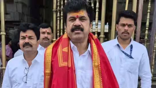 आरोपी मारहाण करताना हासत आहेत हे अत्यंत दुर्दैवी आहे. कुठल्यातरी वरच्या व्यक्तीचा हात असल्याशिवाय एवढं करणं अशक्य नाही, असंही वैभवी देशमुख म्हणाली.