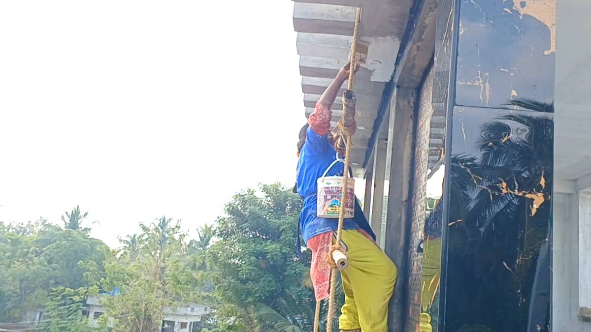 Women's day Special :இனி ஒரு விதி செய்வோம்..! அந்தரத்தில் தொங்கி வண்ணம் தீட்டும் சிங்கப்பெண்கள்... எங்கே தெரியுமா...?