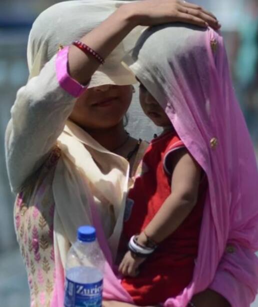 राज्यात सध्या प्रचंड उष्ण तापमानाने नागरिक हैराण झाले आहेत . 9 ते 11 मार्चपर्यंत कोकणपट्ट्यासह मुंबई,ठाणे पालघर जिल्ह्यांना उष्णतेच्या लाटेचा यलो अलर्ट देण्यात आला आहे .