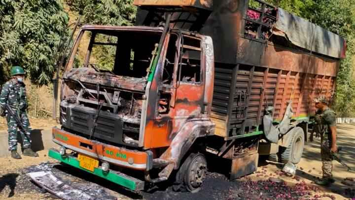 मणिपुर में जातीय संघर्ष और हिंसा थमने का नाम नहीं ले रही. ‘स्वतंत्र आवाजाही’ की पहल के पहले ही दिन एक बस पर हमला होना सरकार और सुरक्षा एजेंसियों के लिए चिंता का विषय बन गया है.
