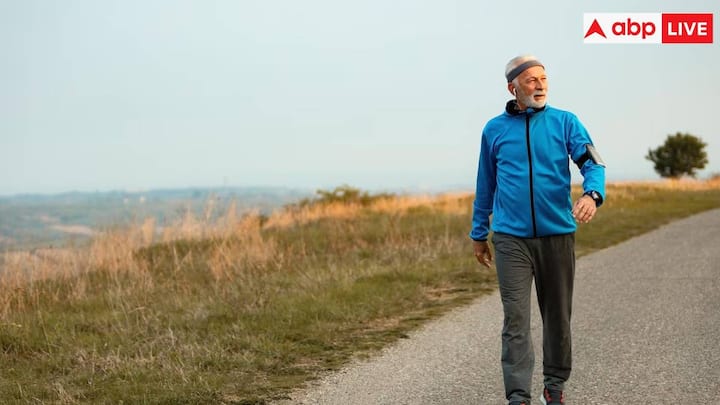 भोजन के बाद टहलने से पाचन तंत्र को उत्तेजित करने में मदद मिलती है और इससे भोजन पाचन तंत्र से अधिक कुशलता से आगे बढ़ता है. यह पेरिस्टलसिस में मदद करता है जो मांसपेशियों का संकुचन है जो भोजन को पाचन तंत्र से धकेलता है. यह सूजन, बेचैनी और अपच को कम करने में मदद कर सकता है.