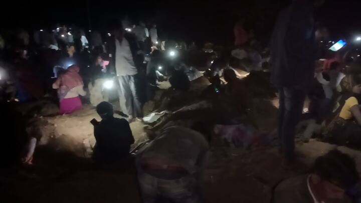 बुरहानपूरच्या असीरगड गावात शेतात मुघलकालीन सोन्याची नाणी सापडल्याची अफवा पसरली आहे.