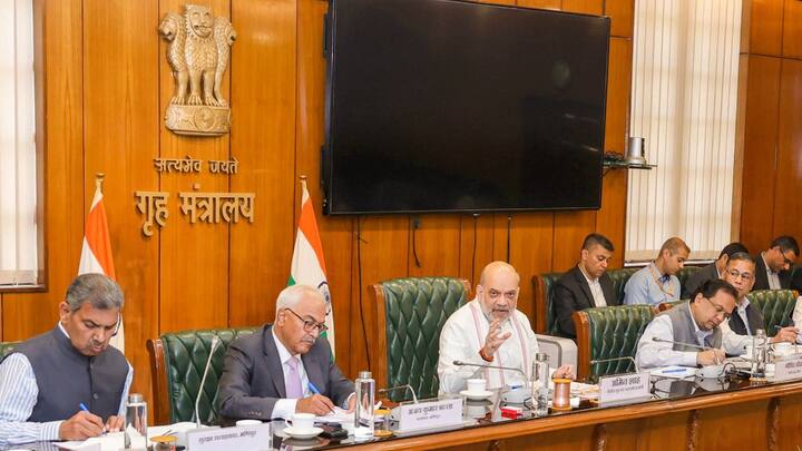 गृह मंत्री अमित शाह ने हाल ही में आदेश दिया था कि 8 मार्च से मणिपुर में सभी मार्गों पर फ्री मूवमेंट की गारंटी दी जाए. उन्होंने सुरक्षा बलों को कड़ी कार्रवाई करने के निर्देश दिए थे, ताकि शांति बहाली हो सके.