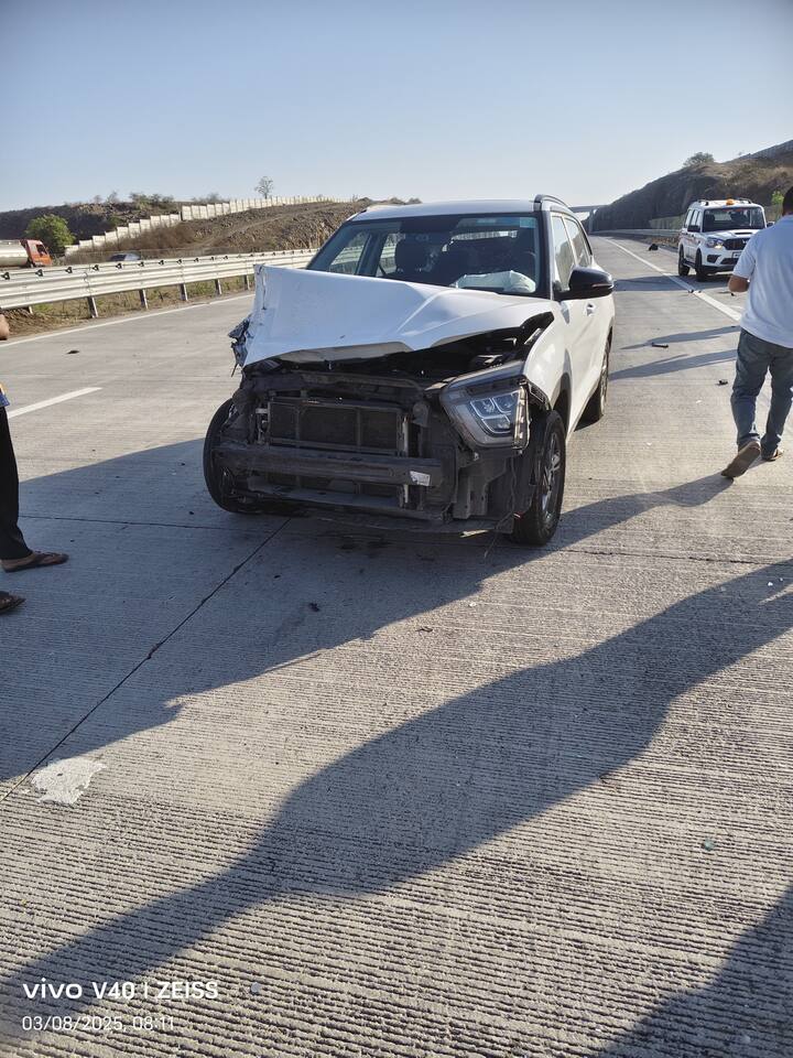 ही दुर्घटना शनिवारी सकाळी ८.४५ वाजता मुंबई कॉरिडॉरवरील चेनेज ३४४.६ वर घडली.