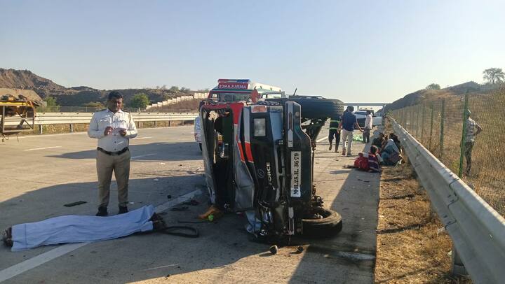 अपघातानंतर क्रुझर महामार्गावर उलटली, त्याच वेळी पाठीमागून येणाऱ्या क्रेटा कारने तिला धडक दिली. या दुहेरी अपघातामुळे महामार्गावर काही काळ वाहतूक ठप्प झाली.