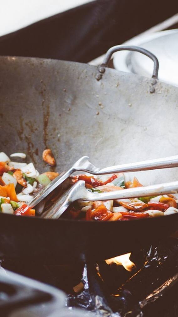 লোহার কড়াইতে এই রান্না ভুলেও নয়