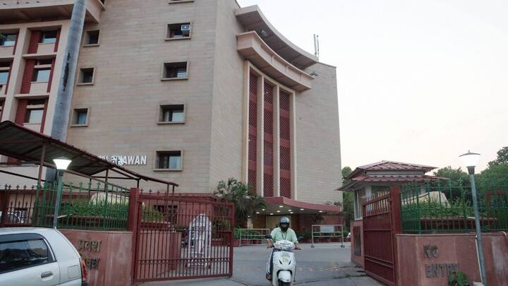 ट्रेन के नाम रखने की प्रक्रिया के लिए रेलवे बोर्ड की जिम्मेदारी होती है. इसके अलावा राज्य सरकारों और रेलवे जोन से सुझाव मांगे जाते हैं. ट्रेन का रूट और उसकी विशेषता को ध्यान में रखकर नामकरण तय किया जाता है. लेकिन अंतिम फैसल रेल मंत्रालय का होता है.