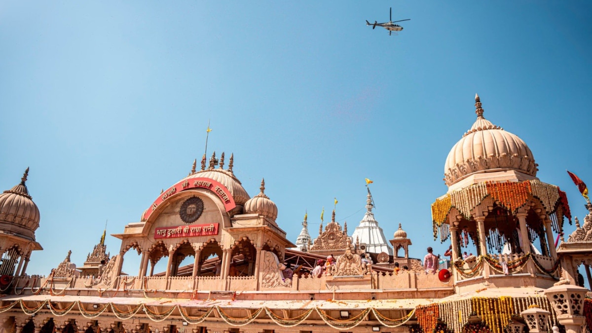 बरसाना में लट्ठमार होली की धूम, राधा रानी मंदिर पर हेलीकॉप्टर से हुई पुष्प वर्षा, देखें तस्वीर