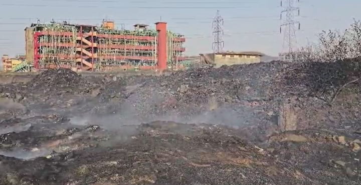 या आगीमुळं परिसरात भीतीचं वातावरण निर्माण झालं आहे.