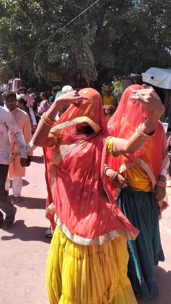 ब्रज की गलियों में रंग अबीर गुलाल उड़ रहा है तो वहीं ब्रजवासी भी होली के रंग में रंगे आ रहे है साथ ही ब्रज के पारंपरिक परिधान में नजर आ रहे है.