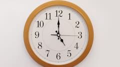 Wall Clock Vastu: পূর্ব-পশ্চিম, না উত্তর-দক্ষিণ? গোল না চৌকো? দেওয়াল ঘড়ির উপরই নির্ভর করে সংসারের সমৃদ্ধি