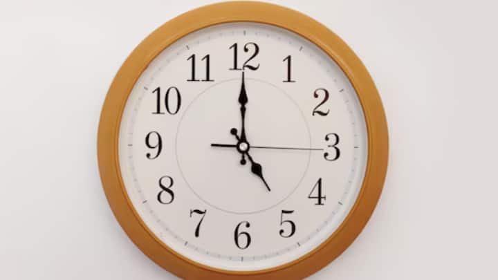 বাস্তু অনুযায়ী, বাড়ির কোথায় দেওয়াল ঘড়ি ঝোলাচ্ছেন, তার উপর সুখ, শান্তি ও সমৃদ্ধিও নির্ভর করে।