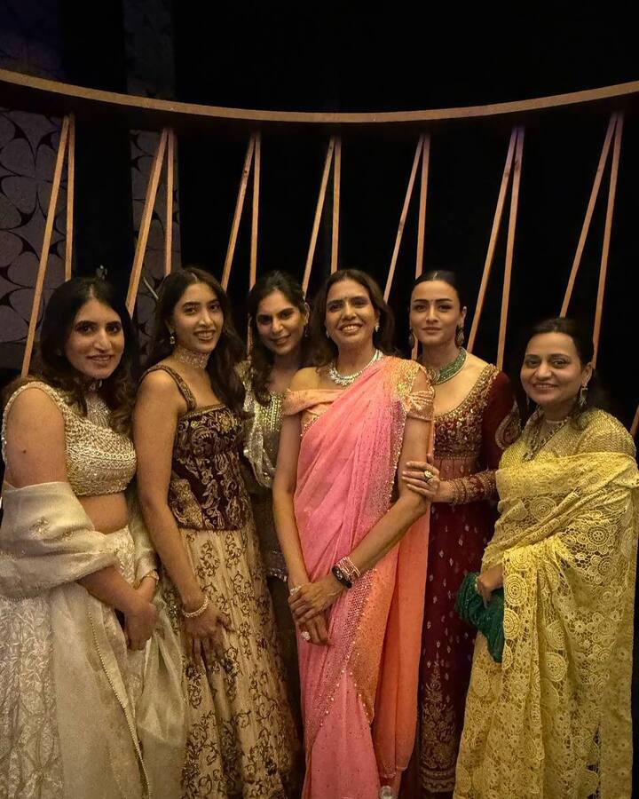 పెళ్లికి హాజరైన తమ స్నేహితులతో ఫోటోలు దిగిన నమ్రత, ఉపాసన.(Image Courtesy: namratashirodkar / Instagram)