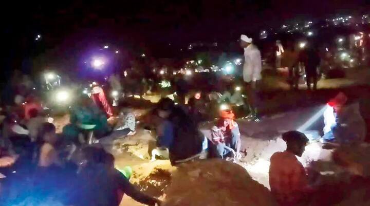 अन् बुऱ्हाणपुरातील किल्ल्याच्या परिसरात रात्रीच्या वेळी मुघल साम्राज्याचा खजीना शोधण्यासाठी स्थानिक हातात कुदळ फावडा घेऊन शेतात अन् डोंगराळ भागात खड्डे खोदत असल्याचं समोर येत आहे.