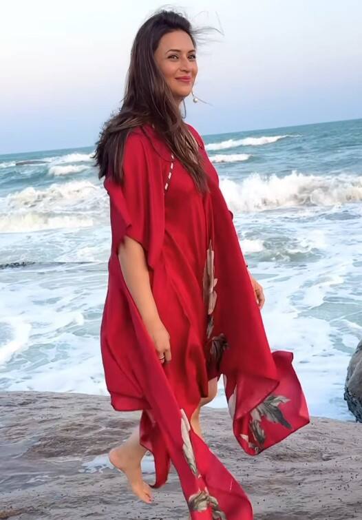 इन तस्वीरों में दिव्यांका समुद्र की लहरों के पास एक से बढ़कर एक पोज दे रही हैं. वहीं फैंस भी एक्ट्रेस के इस लुक की तारीफ करते हुए नजर आए.