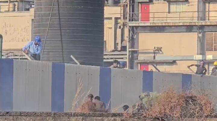 आगीवर नियंत्रण मिळवण्यात अग्निशमन दलाला यश आलं आहे.