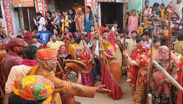 ग्वालों की टोलियों पर बरसाना में रंग और गुलाल बरसाया गया. ब्रज की पारंपरिक लठ्ठमार होली के दौरान नंदगांव के ग्वाले और बरसाना की सखियों के बीच हंसी मजाक और ब्रज लोकगीत हुए.