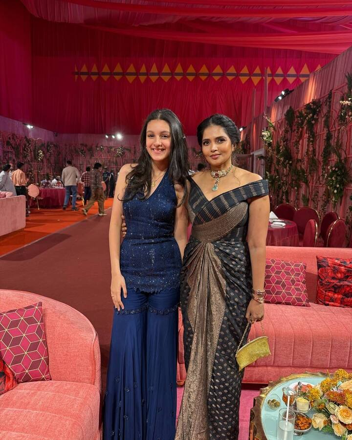 మహేష్ బాబు కుమార్తెను చూస్తే చాలా ఎత్తు ఎదిగినట్టు అనిపిస్తుంది కదూ!(Image Courtesy: namratashirodkar / Instagram)