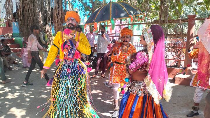 जब नंदगांव के हुरियारे (होली खेलने वाले) बरसाना पहुंचे और लाडली जी मंदिर में दर्शन कर लठ्ठमार शुरू तो ब्रजवासियों और श्रद्धालुओं पर हेलीकॉप्टर से पुष्प वर्षा की गई.