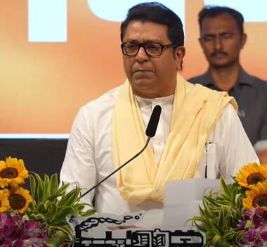 राज ठाकरे म्हणाले की, नुकतीच कोरोना महामारी होऊन गेली आहे. दोन वर्ष तोंडाला कापड लावून आपण फिरलो आणि तिकडे जाऊन कुंभमेळ्यात अंघोळ करत आहोत. कुणालाही कुणाचे देणेघेणे नाही.