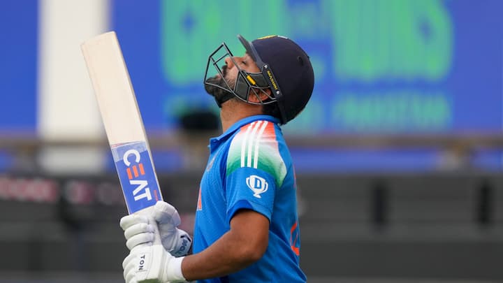 Champions Trophy 2025 Final: भारत और न्यूजीलैंड के बीच चैंपियंस ट्रॉफी का फाइनल खेला जा रहा है. जहां रोहित शर्मा एक बार फिर टॉस हार गए. इस दौरान उन्होंने 26 साल पुराने रिकॉर्ड की बराबरी कर ली है.