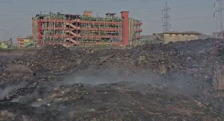 दरम्यान, आगीवर नियंत्रण मिळवलं असलं तरी देखील आजूबाजूला असलेल्या रासायनिक कंपन्यांमध्ये भीतीचे वातावरण आहे.