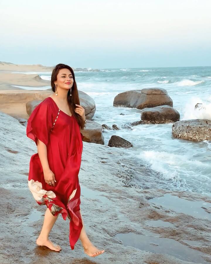 दिव्यांका ने बीच डेट के लिए ट्रेडिशनल लुक चुना. उन्होंने एक रेड कलर की काफ्तान ड्रेस पहनी है. जिसमें एक्ट्रेस बला की खूबसूरत लग रही हैं.