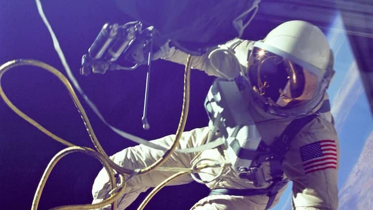 How much oxygen do astronauts carry in space how they survive if mission failure How Astronauts Survive In Space: अंतरिक्ष में कितनी ऑक्सीजन लेकर जाते हैं एस्ट्रोनॉट्स, मिशन फेल हो जाए तो कैसे जिंदा रहते हैं ये?