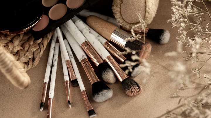Glittery Makeup: Glitter up your Holi look with just a hint of shine, shimmery eyes, glossy lips, or a dewy highlighter will let the celebrations shine bright. (Image Source: Canva)