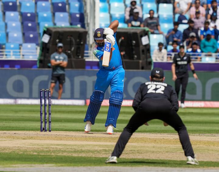 चैंपियंस ट्रॉफी का फाइनल भारत और न्यूजीलैंड के बीच रविवार को फाइनल खेला जा रहा है. जहां भारतीय कप्तान रोहित शर्मा टूर्नामेंट में एक बार फिर टॉस हार गए. इस दौरान उन्होंने ब्रायन लारा के 26 साल के पुराने रिकॉर्ड की बराबरी कर ली है. साथ ही उन्होंने नीदरलैंड के पीटर बोरेन को पीछे छोड़ दिया है.