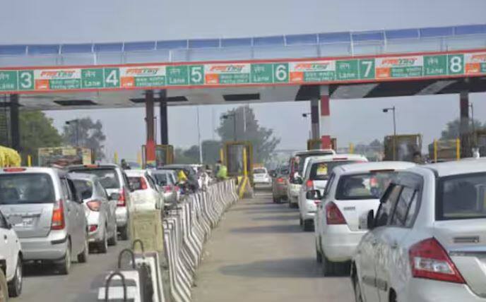 ਭਾਰਤ ਵਿੱਚ ਹਰ ਰੋਜ਼ ਕਰੋੜਾਂ ਵਾਹਨ ਸੜਕਾਂ 'ਤੇ ਦੌੜਦੇ ਦਿਖਾਈ ਦਿੰਦੇ ਹਨ। ਕੋਈ ਵੀ ਵਾਹਨ ਜੋ ਇੱਕ ਰਾਜ ਤੋਂ ਦੂਜੇ ਰਾਜ ਵਿੱਚ ਜਾਂਦੇ ਹਨ। ਸਾਰੇ ਵਾਹਨ ਚਾਲਕਾਂ ਨੂੰ ਟੋਲ ਟੈਕਸ ਦੇਣਾ ਪੈਂਦਾ ਹੈ। ਇੱਕ ਸਮਾਂ ਸੀ ਜਦੋਂ ਲੋਕਾਂ ਨੂੰ ਹੱਥੀਂ ਪੈਸੇ ਦੇਣੇ ਪੈਂਦੇ ਸਨ।