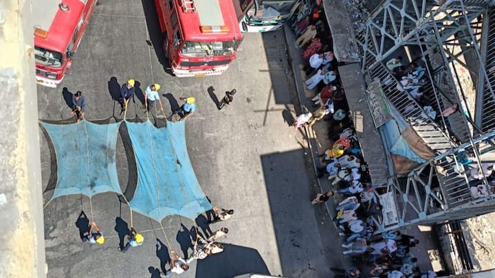 तरुणांना रोजगार मेळावा यासाठी राष्ट्रवादी शरदचंद्र पवार गटाकडून पुण्यातल्या पुणे महानगरपालिका मेट्रो स्थानकामधील मेट्रो ट्रॅकवर उतरून आंदोलन करण्यात आल आहे.